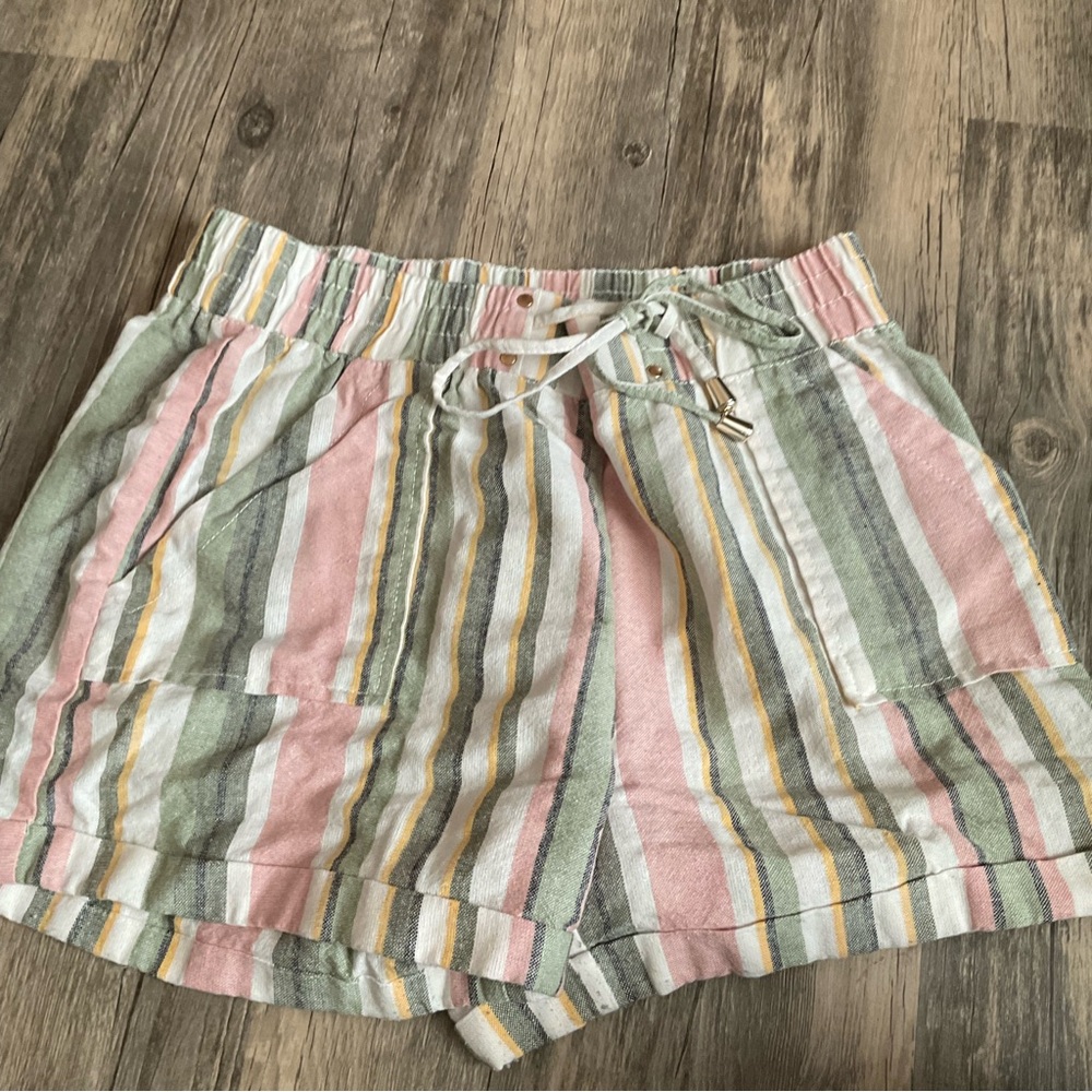 M women, green white baby pink,